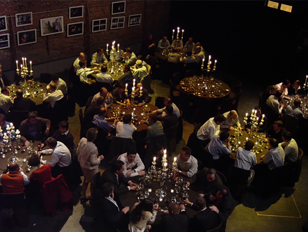 Diner de soiree dans la cour de la bellone